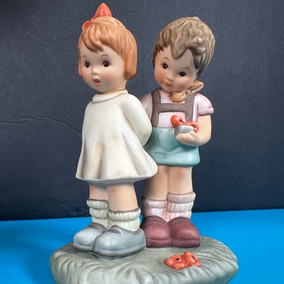 Hummel Other - Goebel Berta Hummel "Token Of Love" Figurine, Excellent Condition Club Exclusive